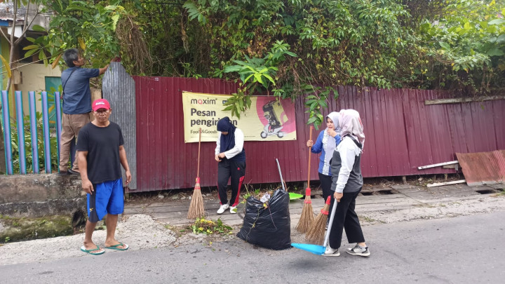 GOTONG ROYONG / KERJA BAKTI DI LINGKUNGAN KELURAHAN PASAR PAGI DI WILAYAH RT. 14, 6 DAN 7