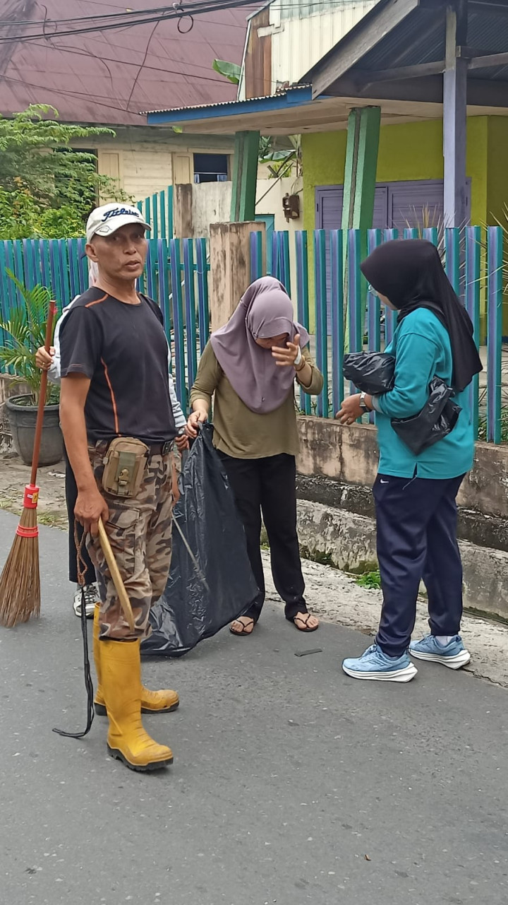 GOTONG ROYONG / KERJA BAKTI DI LINGKUNGAN KELURAHAN PASAR PAGI DI WILAYAH RT. 14, 6 DAN 7