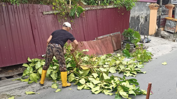 GOTONG ROYONG / KERJA BAKTI DI LINGKUNGAN KELURAHAN PASAR PAGI DI WILAYAH RT. 14, 6 DAN 7