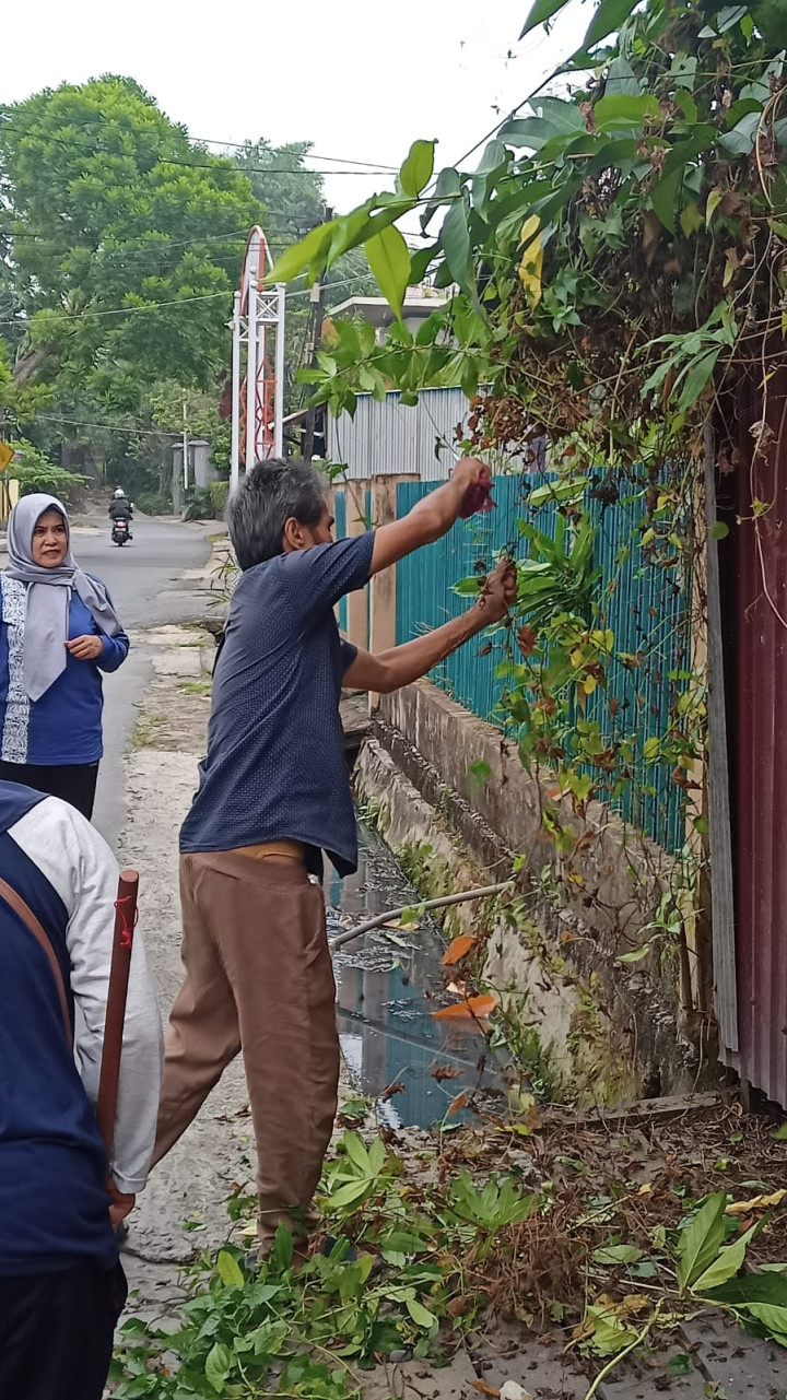 GOTONG ROYONG / KERJA BAKTI DI LINGKUNGAN KELURAHAN PASAR PAGI DI WILAYAH RT. 14, 6 DAN 7