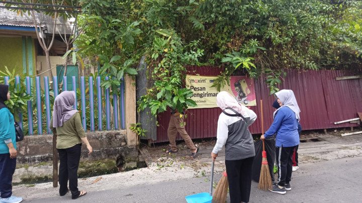 GOTONG ROYONG / KERJA BAKTI DI LINGKUNGAN KELURAHAN PASAR PAGI DI WILAYAH RT. 14, 6 DAN 7