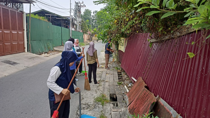 GOTONG ROYONG / KERJA BAKTI DI LINGKUNGAN KELURAHAN PASAR PAGI DI WILAYAH RT. 14, 6 DAN 7