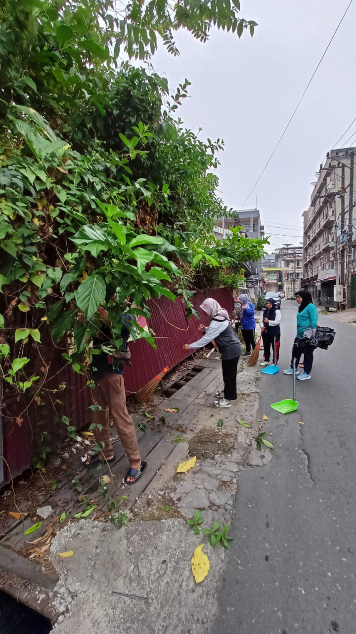 GOTONG ROYONG / KERJA BAKTI DI LINGKUNGAN KELURAHAN PASAR PAGI DI WILAYAH RT. 14, 6 DAN 7