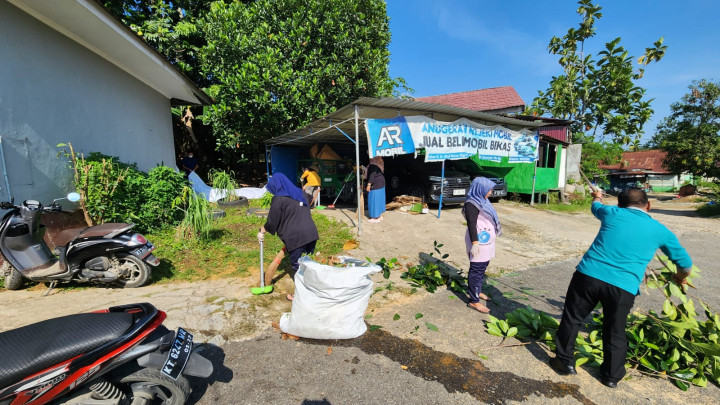 BERSIH - BERSIH AREA LINGKUNGAN KANTOR KELURAHAN PASAR PAGI 10 NOVEMBER 2023