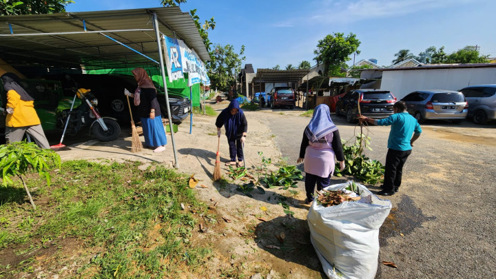 BERSIH - BERSIH AREA LINGKUNGAN KANTOR KELURAHAN PASAR PAGI 10 NOVEMBER 2023