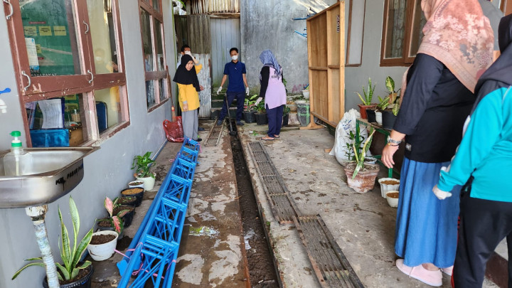 BERSIH - BERSIH AREA LINGKUNGAN KANTOR KELURAHAN PASAR PAGI 10 NOVEMBER 2023