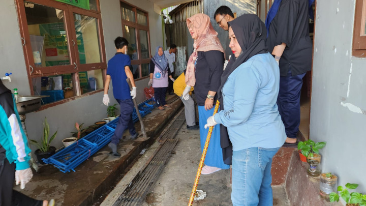 BERSIH - BERSIH AREA LINGKUNGAN KANTOR KELURAHAN PASAR PAGI 10 NOVEMBER 2023