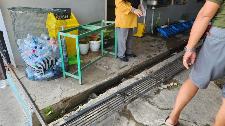 BERSIH - BERSIH AREA LINGKUNGAN KANTOR KELURAHAN PASAR PAGI 10 NOVEMBER 2023