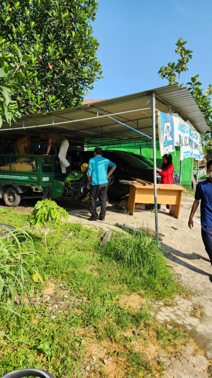 BERSIH - BERSIH AREA LINGKUNGAN KANTOR KELURAHAN PASAR PAGI 10 NOVEMBER 2023