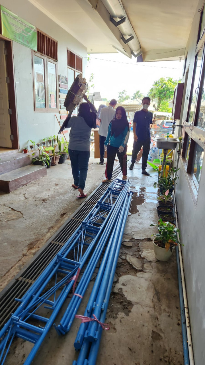 BERSIH - BERSIH AREA LINGKUNGAN KANTOR KELURAHAN PASAR PAGI 10 NOVEMBER 2023