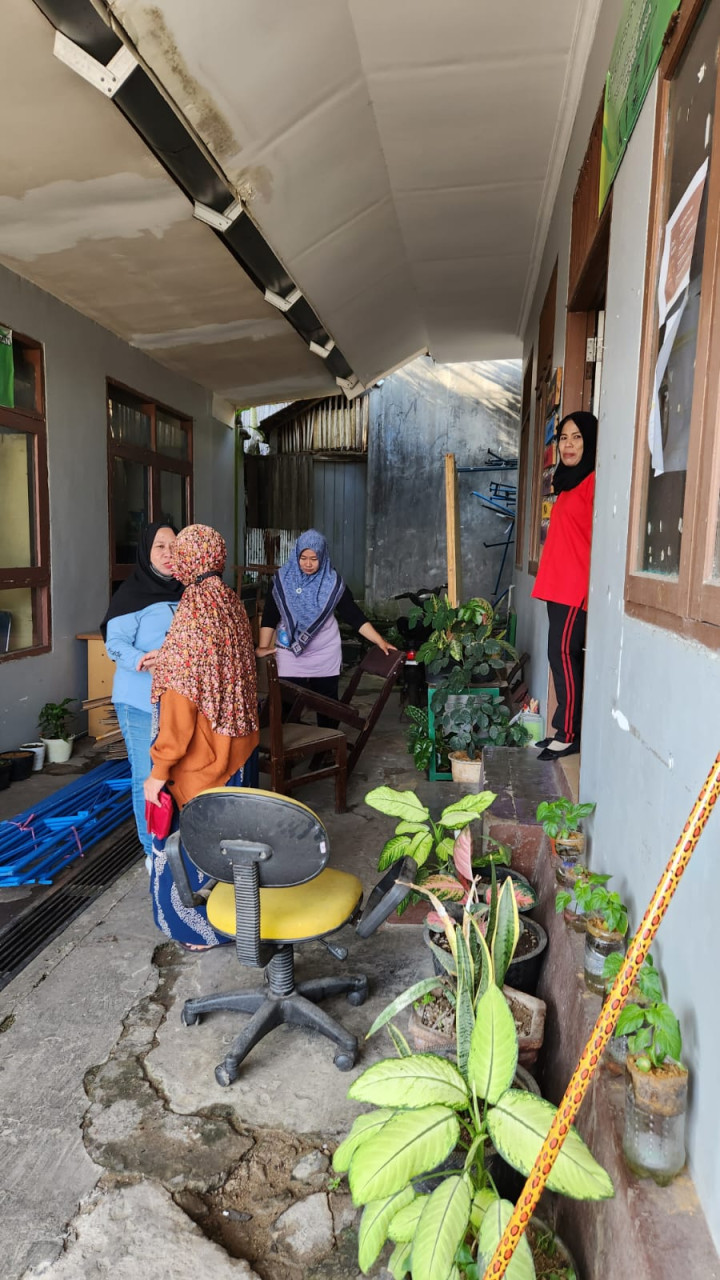 BERSIH - BERSIH AREA LINGKUNGAN KANTOR KELURAHAN PASAR PAGI 10 NOVEMBER 2023
