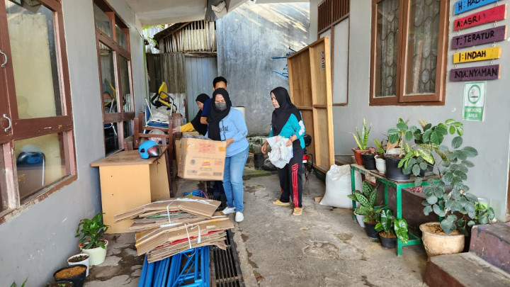 BERSIH - BERSIH AREA LINGKUNGAN KANTOR KELURAHAN PASAR PAGI 10 NOVEMBER 2023