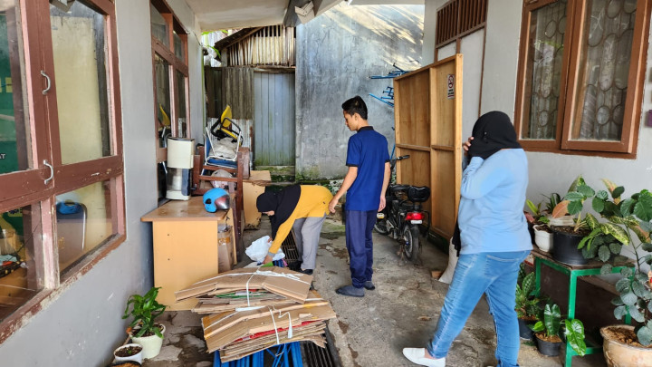 BERSIH - BERSIH AREA LINGKUNGAN KANTOR KELURAHAN PASAR PAGI 10 NOVEMBER 2023
