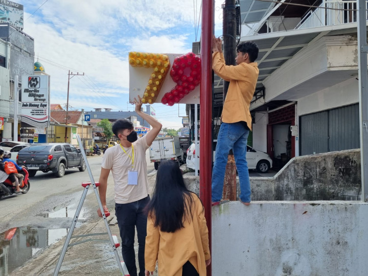 Pemasangan Plang Nama dari Botol Plastik Bekas pada Gang 79 oleh KKN Samarinda 48