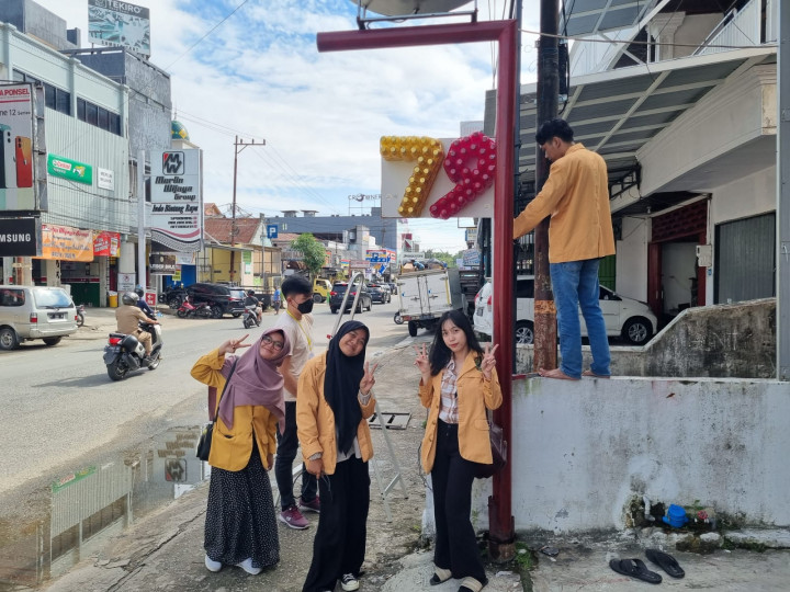 Pemasangan Plang Nama dari Botol Plastik Bekas pada Gang 79 oleh KKN Samarinda 48