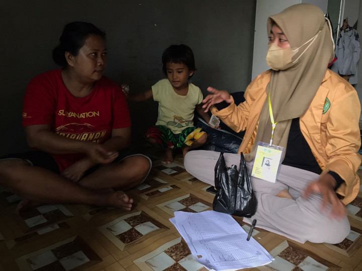 Pembagian Bubuk Abate dan Pengecekan Jentik Nyamuk oleh Mahasiswa Kelompok KKN 48 Samarinda, Rabu 06 Juli 2022
