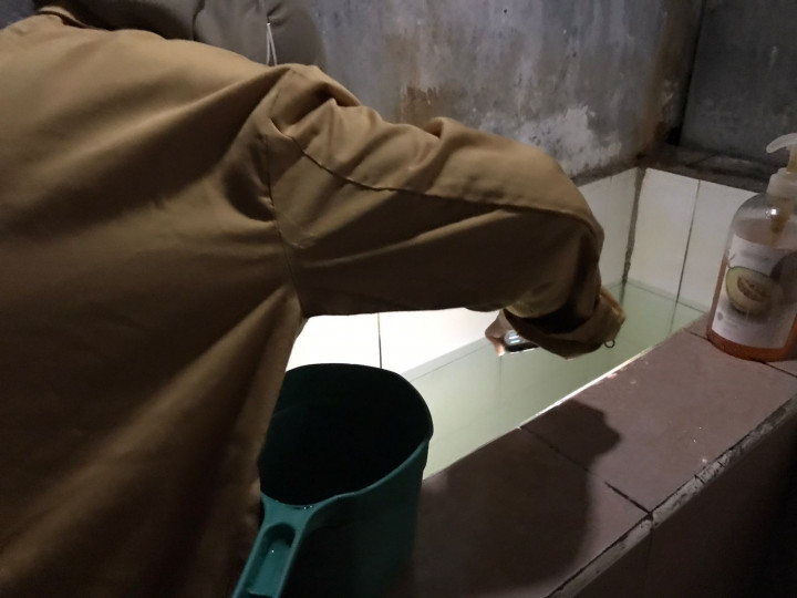 Pembagian Bubuk Abate dan Pengecekan Jentik Nyamuk oleh Mahasiswa Kelompok KKN 48 Samarinda, Rabu 06 Juli 2022