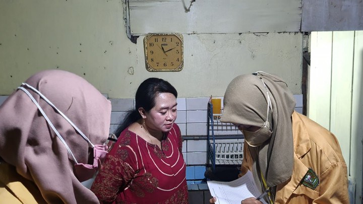 Pembagian Bubuk Abate dan Pengecekan Jentik Nyamuk oleh Mahasiswa Kelompok KKN 48 Samarinda, Rabu 06 Juli 2022