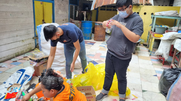 Pemilahan Sampah Plastik di Bank Sampah 79