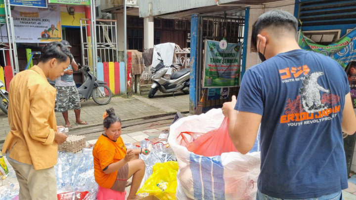Pemilahan Sampah Plastik di Bank Sampah 79