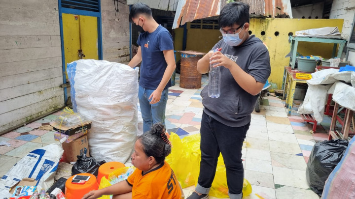 Pemilahan Sampah Plastik di Bank Sampah 79