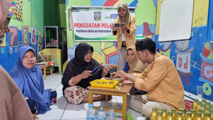 Persemaian Benih Selada Hidroponik dari Sistem Sumbu oleh Mahasiswa KKN 48 SMD bersama Warga RT.05, Senin 04 Juli 2022