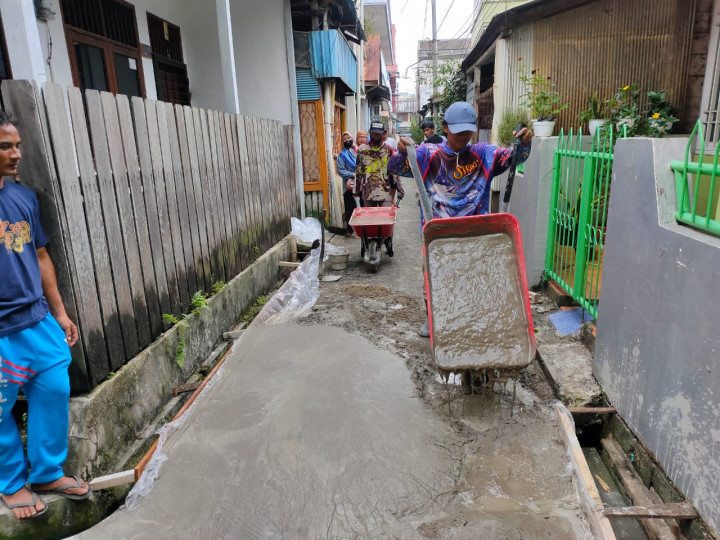 Kegiatan PROBEBAYA  POKMAS 1.... Semenisasi di Jalan P.Hidayatullah Gang Batu Rt. 16 Kelurahan Pelabuhan Kecamatan Samarinda Kota....Tanggal 24 Juli 2022