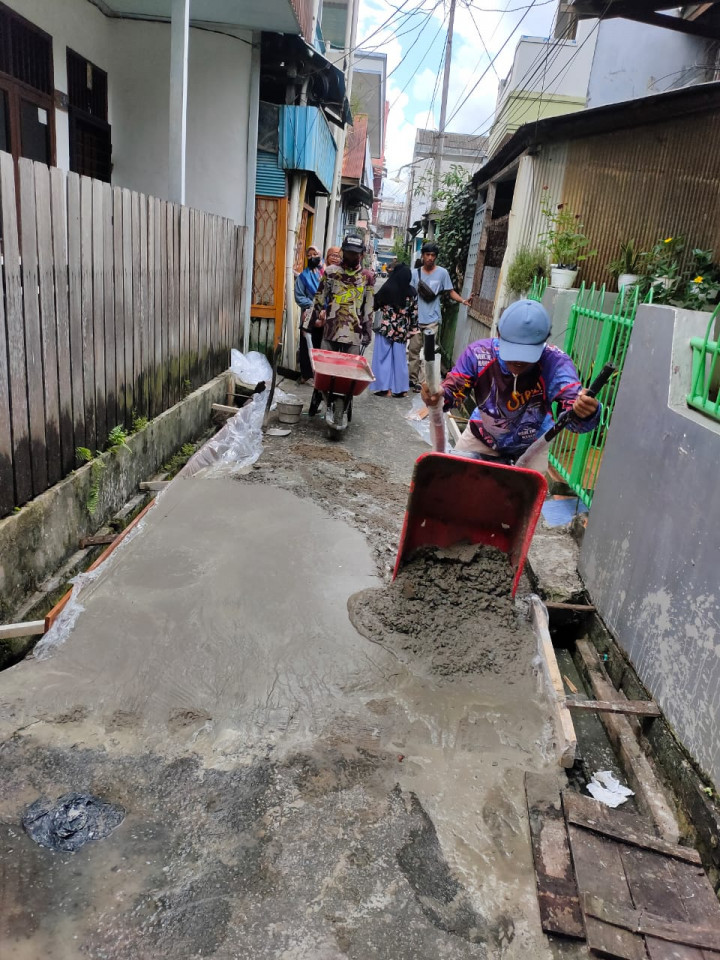 Kegiatan PROBEBAYA  POKMAS 1.... Semenisasi di Jalan P.Hidayatullah Gang Batu Rt. 16 Kelurahan Pelabuhan Kecamatan Samarinda Kota....Tanggal 24 Juli 2022