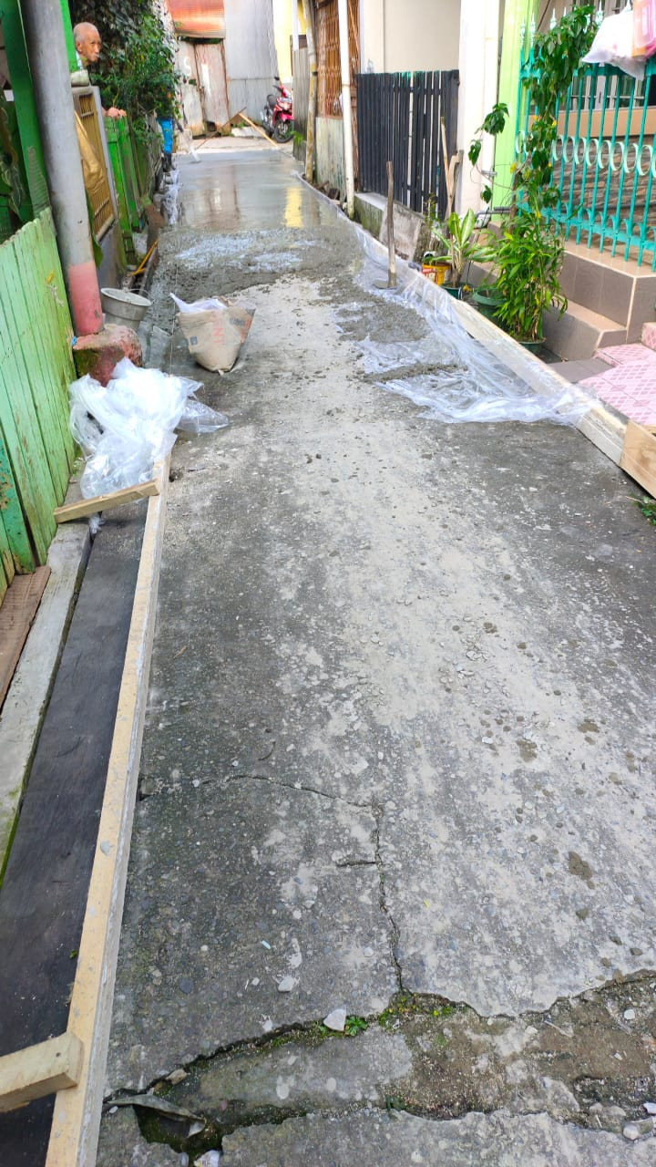 Kegiatan PROBEBAYA  POKMAS 1.... Semenisasi di Jalan P.Hidayatullah Gang Batu Rt. 16 Kelurahan Pelabuhan Kecamatan Samarinda Kota....Tanggal 24 Juli 2022