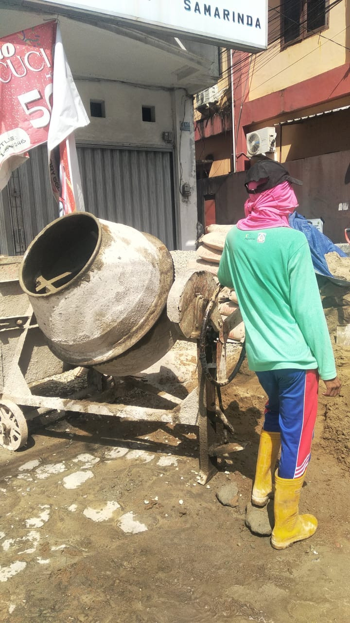 Kegiatan PROBEBAYA  POKMAS 1.... Semenisasi di Jalan P.Hidayatullah Gang Batu Rt. 16 Kelurahan Pelabuhan Kecamatan Samarinda Kota....Tanggal 24 Juli 2022