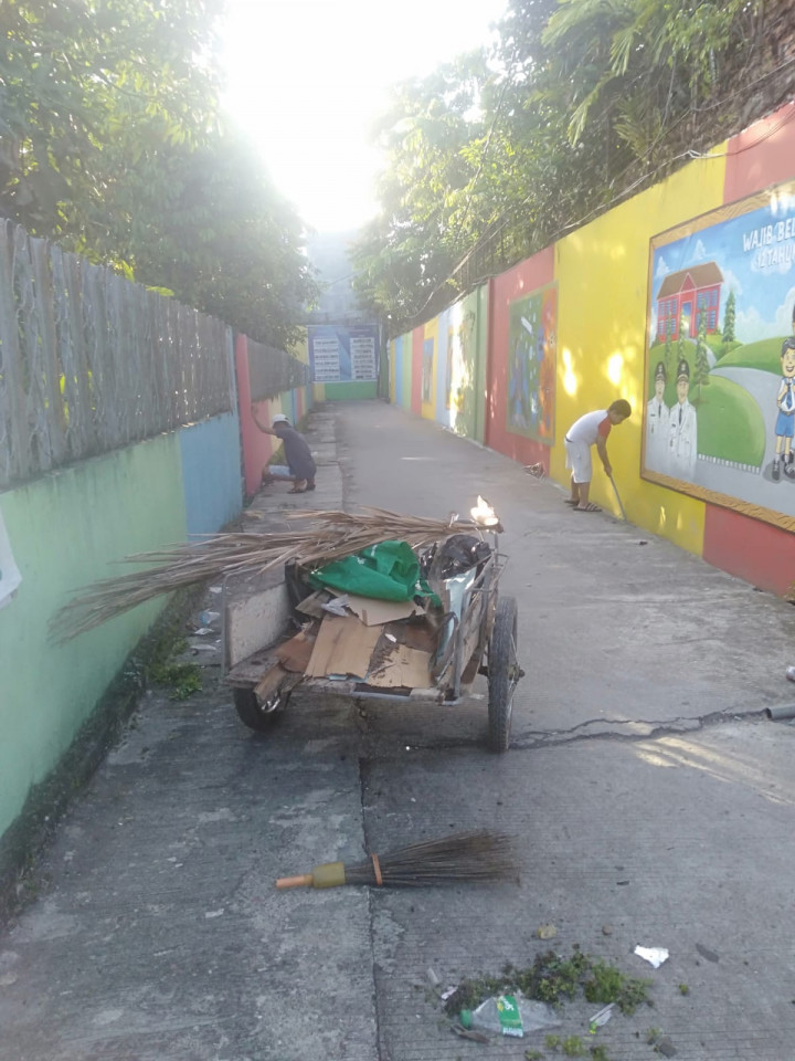 Kegiatan  POKMAS 2 Minggu tanggal 25 Juli 2022... Gotong Royong di wilayah RT. 42 dan RT. 33 jalan Aminah Syukur Gang H. Salman yang diikuiti oleh warga sekitar....semat pagi semua......