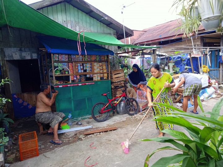 Kegiatan  POKMAS 2 Minggu tanggal 25 Juli 2022... Gotong Royong di wilayah RT. 42 dan RT. 33 jalan Aminah Syukur Gang H. Salman yang diikuiti oleh warga sekitar....semat pagi semua......