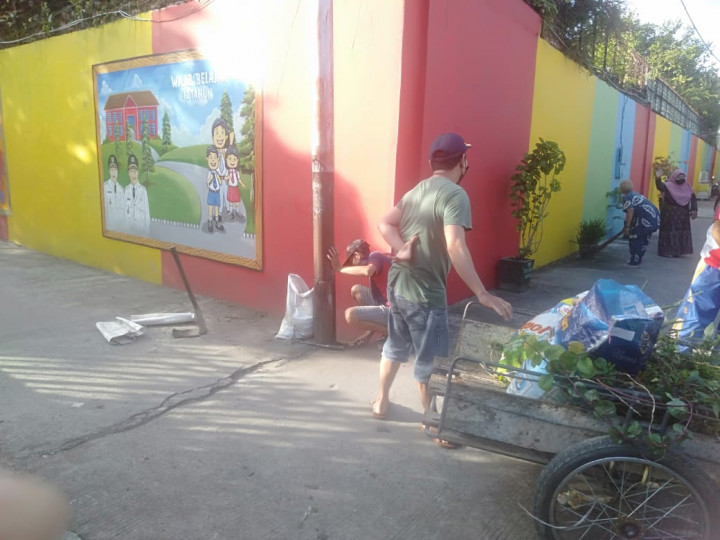 Kegiatan  POKMAS 2 Minggu tanggal 25 Juli 2022... Gotong Royong di wilayah RT. 42 dan RT. 33 jalan Aminah Syukur Gang H. Salman yang diikuiti oleh warga sekitar....semat pagi semua......