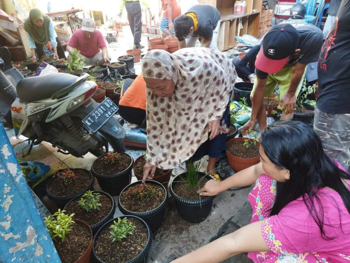 Kegiatan Probebaya,penanaman bunga dalam pot di RT. 05 bersama anggota dasawisma kelurahan Pelabuhan Kecamatan samarinda Kota