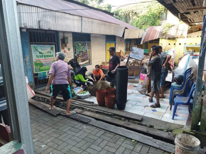 Kegiatan Probebaya,penanaman bunga dalam pot di RT. 05 bersama anggota dasawisma kelurahan Pelabuhan Kecamatan samarinda Kota