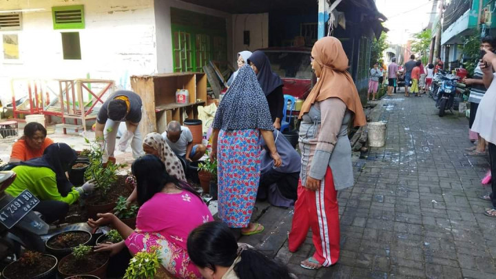 Kegiatan Probebaya,penanaman bunga dalam pot di RT. 05 bersama anggota dasawisma kelurahan Pelabuhan Kecamatan samarinda Kota