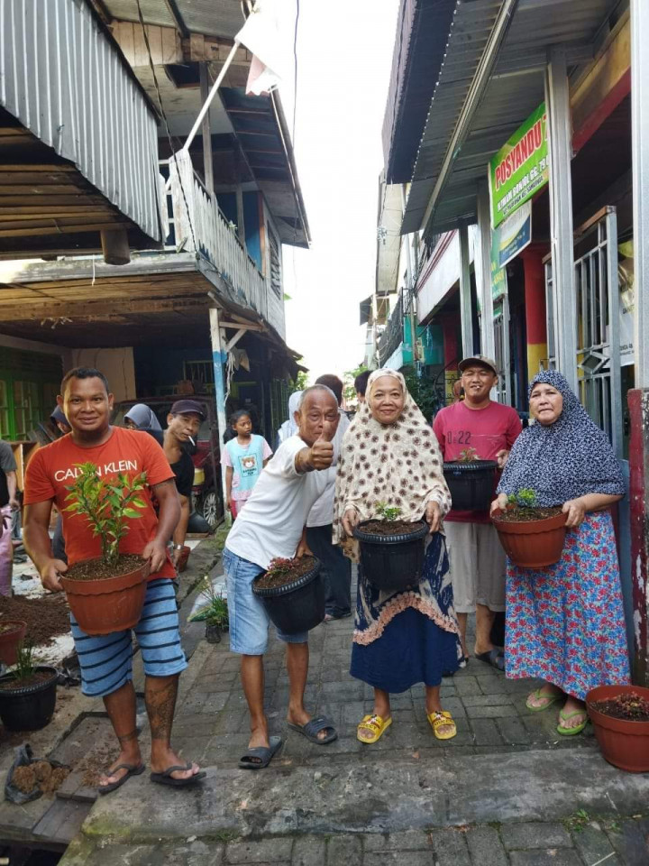 Kegiatan Probebaya,penanaman bunga dalam pot di RT. 05 bersama anggota dasawisma kelurahan Pelabuhan Kecamatan samarinda Kota