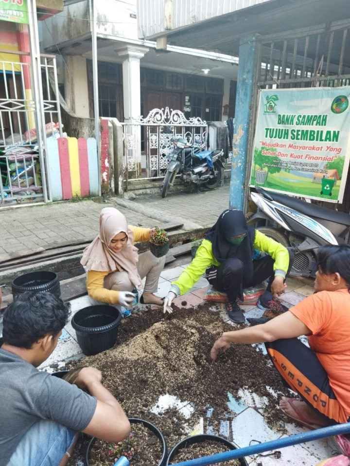 Kegiatan Probebaya,penanaman bunga dalam pot di RT. 05 bersama anggota dasawisma kelurahan Pelabuhan Kecamatan samarinda Kota