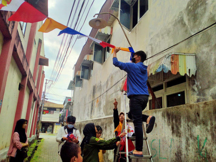 Pemasangan Bendera di Gang 79 RT 05 Kelurahan Pelabuhan. 25 Juli 2022