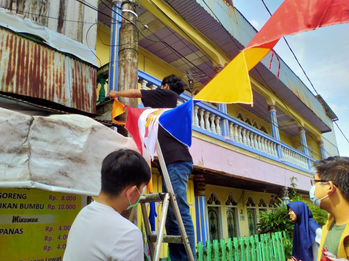 Pemasangan Bendera di Gang 79 RT 05 Kelurahan Pelabuhan. 25 Juli 2022