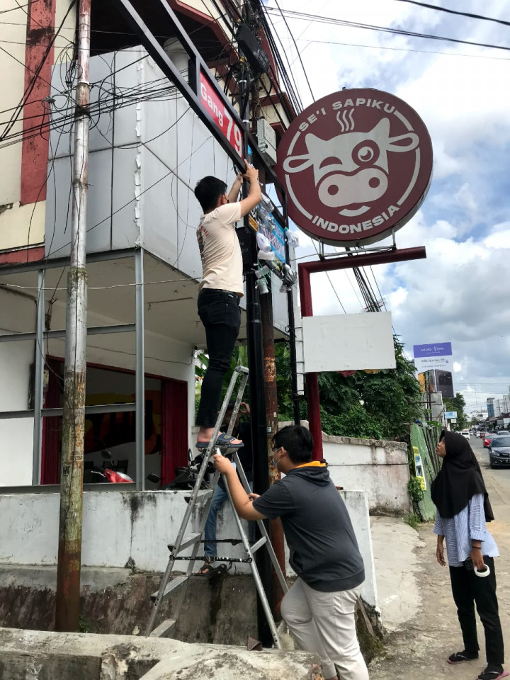 Pemasangan Lampion dari Botol Bekas di Gang 79. 24 Juli 2022