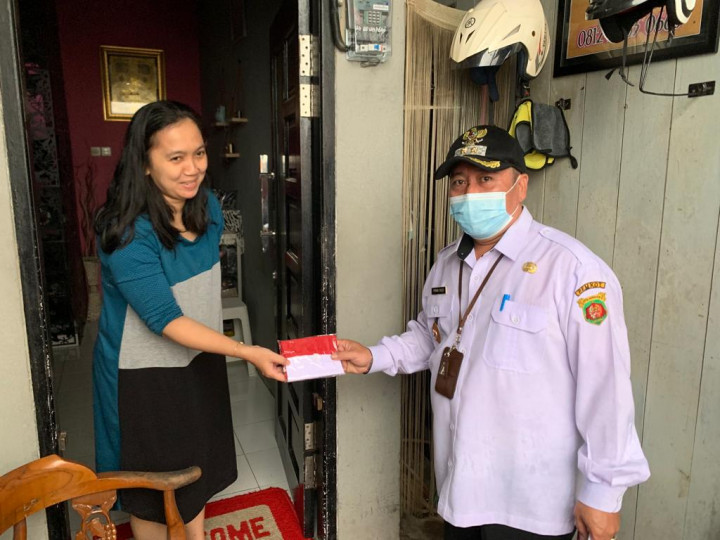 Kegiatan harini ini tanggal 10 Agustus 2022...Pembagian bendera Merah Putih kepada Masyarakat/Warga di Wilayah kelurahan Pelabuhan yang dihadfiri Oleh Camat samarinda Kota dan Lurah di  Wilayah  Kecamatan Samarinda Kota