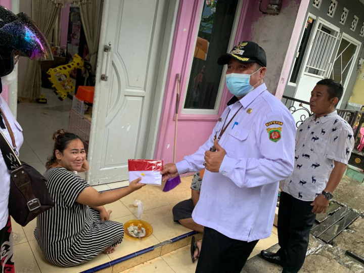 Kegiatan harini ini tanggal 10 Agustus 2022...Pembagian bendera Merah Putih kepada Masyarakat/Warga di Wilayah kelurahan Pelabuhan yang dihadfiri Oleh Camat samarinda Kota dan Lurah di  Wilayah  Kecamatan Samarinda Kota