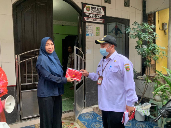 Kegiatan harini ini tanggal 10 Agustus 2022...Pembagian bendera Merah Putih kepada Masyarakat/Warga di Wilayah kelurahan Pelabuhan yang dihadfiri Oleh Camat samarinda Kota dan Lurah di  Wilayah  Kecamatan Samarinda Kota