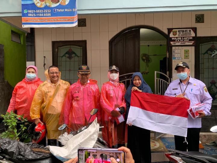 Kegiatan harini ini tanggal 10 Agustus 2022...Pembagian bendera Merah Putih kepada Masyarakat/Warga di Wilayah kelurahan Pelabuhan yang dihadfiri Oleh Camat samarinda Kota dan Lurah di  Wilayah  Kecamatan Samarinda Kota