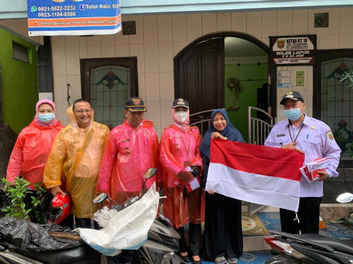 Kegiatan harini ini tanggal 10 Agustus 2022...Pembagian bendera Merah Putih kepada Masyarakat/Warga di Wilayah kelurahan Pelabuhan yang dihadfiri Oleh Camat samarinda Kota dan Lurah di  Wilayah  Kecamatan Samarinda Kota