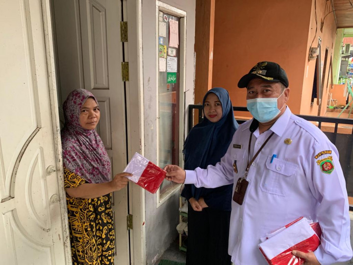 Kegiatan harini ini tanggal 10 Agustus 2022...Pembagian bendera Merah Putih kepada Masyarakat/Warga di Wilayah kelurahan Pelabuhan yang dihadfiri Oleh Camat samarinda Kota dan Lurah di  Wilayah  Kecamatan Samarinda Kota