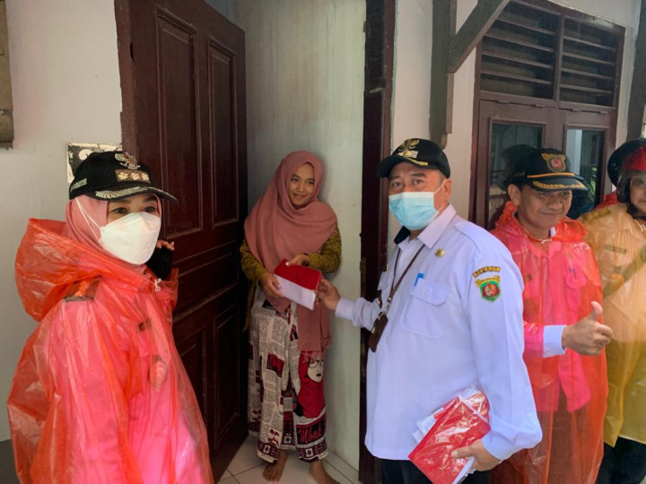 Kegiatan harini ini tanggal 10 Agustus 2022...Pembagian bendera Merah Putih kepada Masyarakat/Warga di Wilayah kelurahan Pelabuhan yang dihadfiri Oleh Camat samarinda Kota dan Lurah di  Wilayah  Kecamatan Samarinda Kota