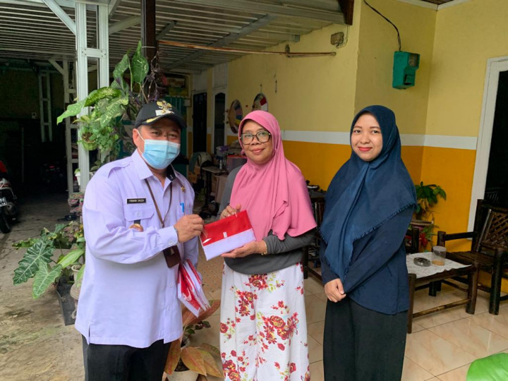 Kegiatan harini ini tanggal 10 Agustus 2022...Pembagian bendera Merah Putih kepada Masyarakat/Warga di Wilayah kelurahan Pelabuhan yang dihadfiri Oleh Camat samarinda Kota dan Lurah di  Wilayah  Kecamatan Samarinda Kota
