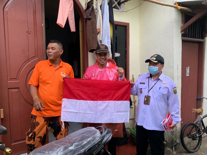 Kegiatan harini ini tanggal 10 Agustus 2022...Pembagian bendera Merah Putih kepada Masyarakat/Warga di Wilayah kelurahan Pelabuhan yang dihadfiri Oleh Camat samarinda Kota dan Lurah di  Wilayah  Kecamatan Samarinda Kota
